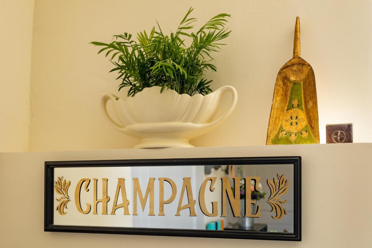 Champagne House - Elegance, Luxury And Charm Bed & Breakfast Кондом Екстериор снимка
