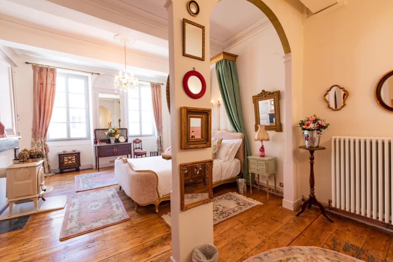 Champagne House - Elegance, Luxury And Charm Bed & Breakfast Кондом Екстериор снимка