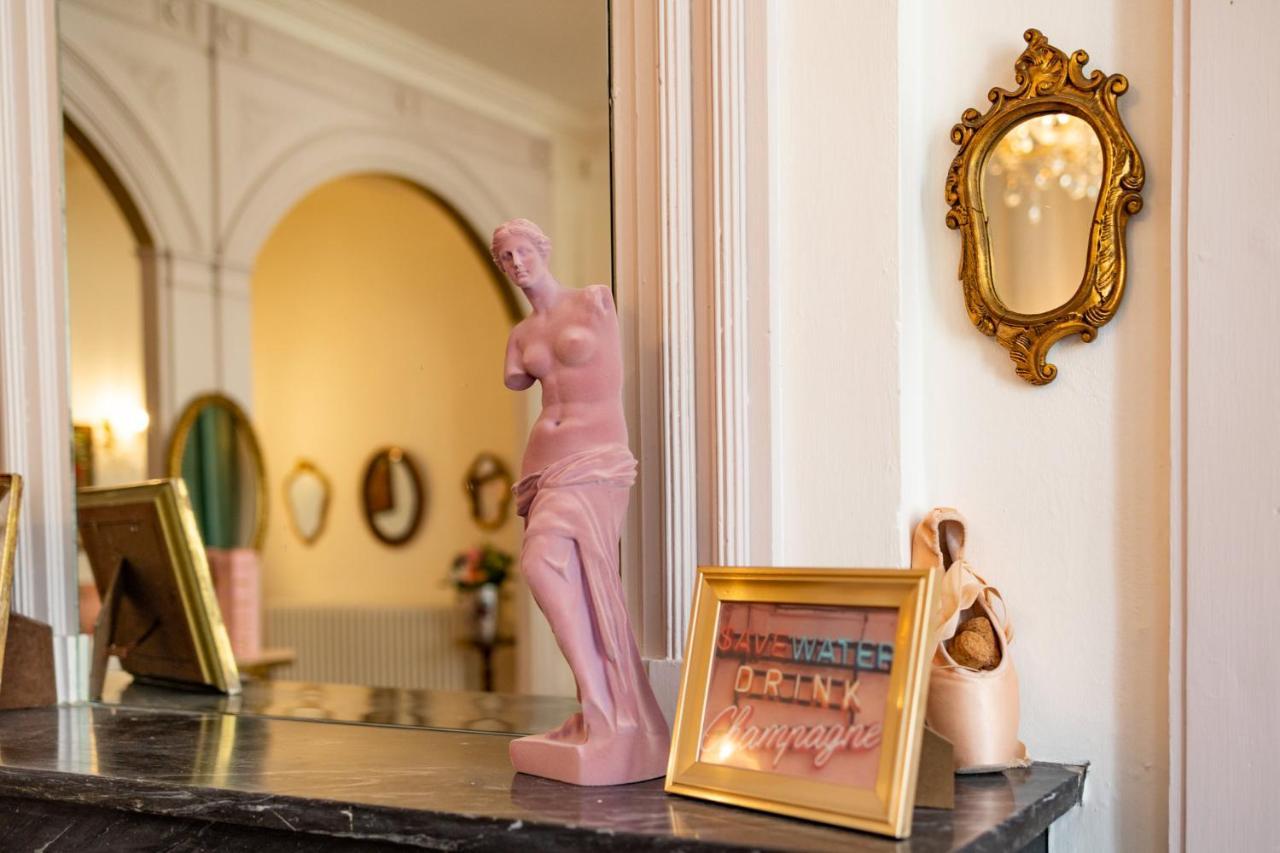 Champagne House - Elegance, Luxury And Charm Bed & Breakfast Кондом Екстериор снимка