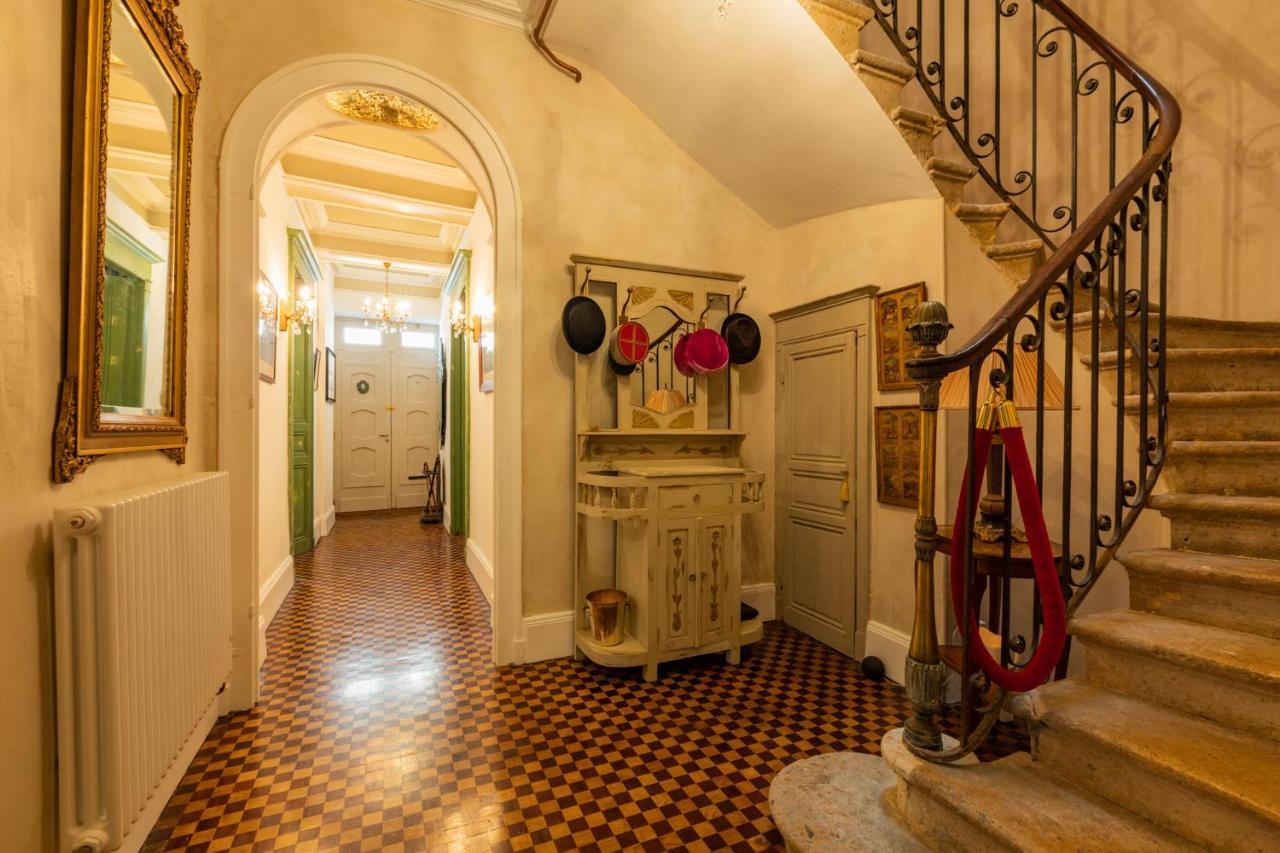 Champagne House - Elegance, Luxury And Charm Bed & Breakfast Кондом Екстериор снимка