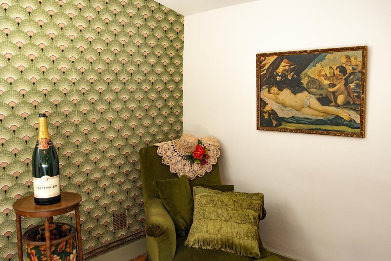 Champagne House - Elegance, Luxury And Charm Bed & Breakfast Кондом Екстериор снимка