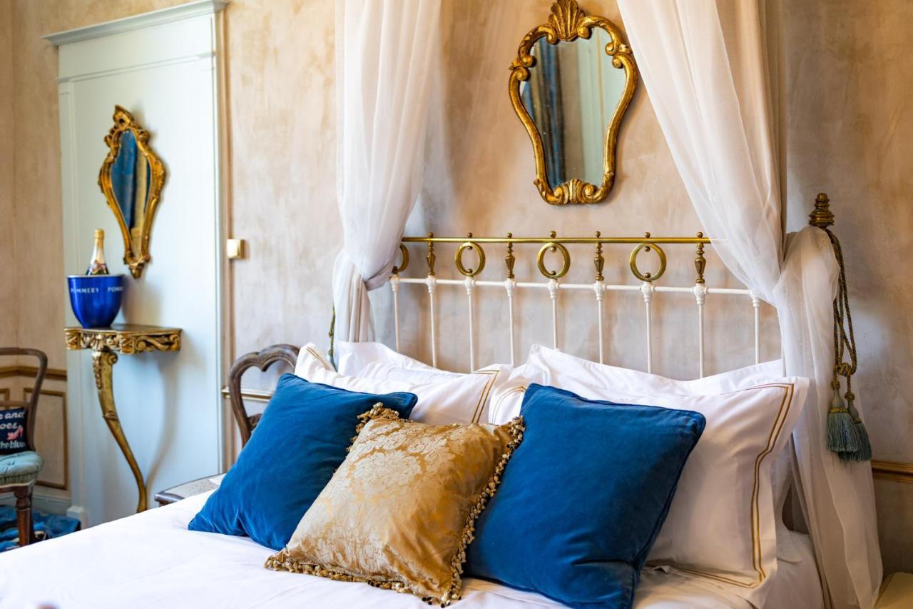 Champagne House - Elegance, Luxury And Charm Bed & Breakfast Кондом Екстериор снимка