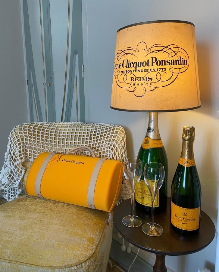 Champagne House - Elegance, Luxury And Charm Bed & Breakfast Кондом Екстериор снимка